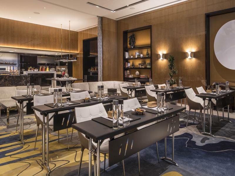 Отель Four Seasons International Financial Centre